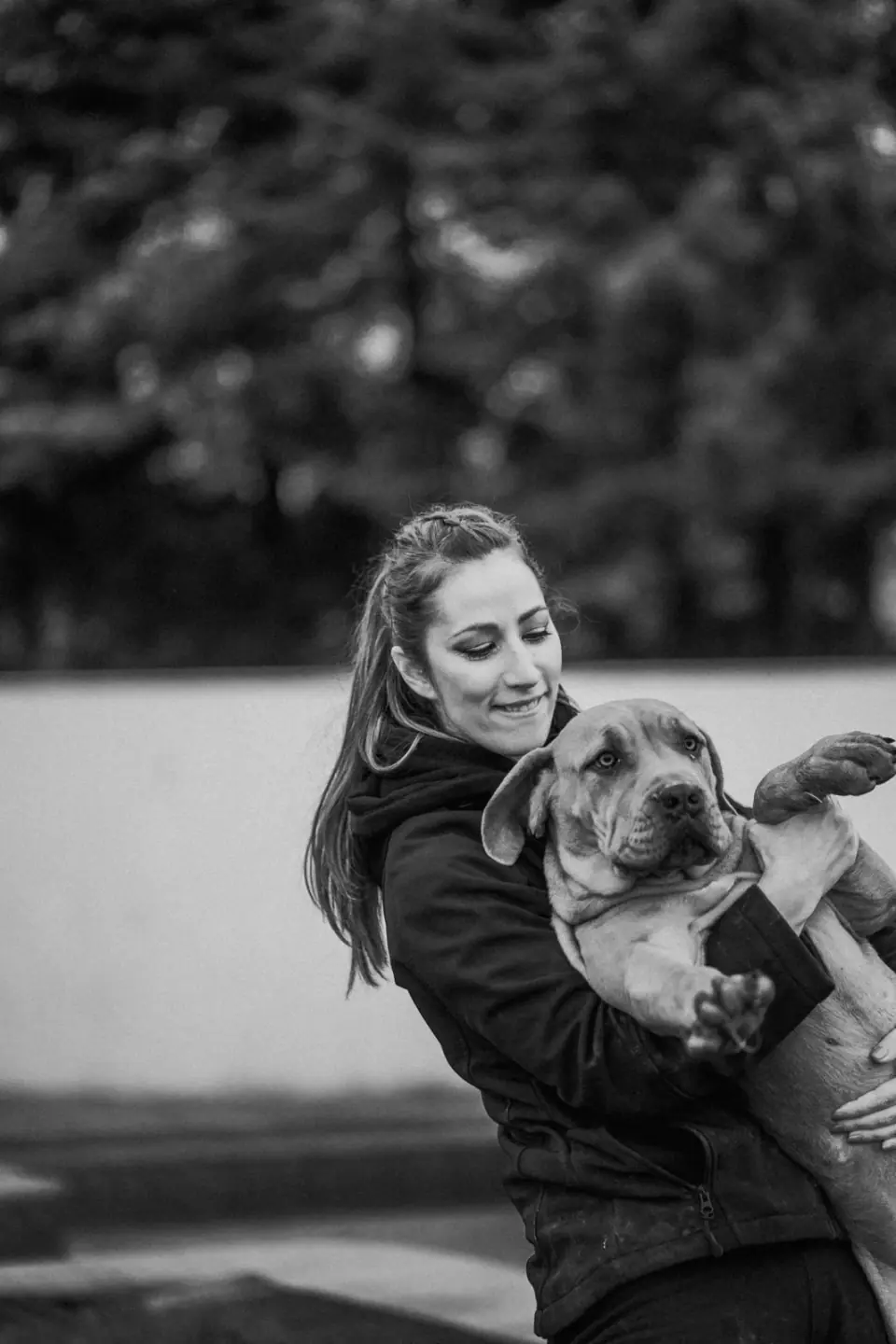 Sandra Freitas segurando um filhote de Boerboel